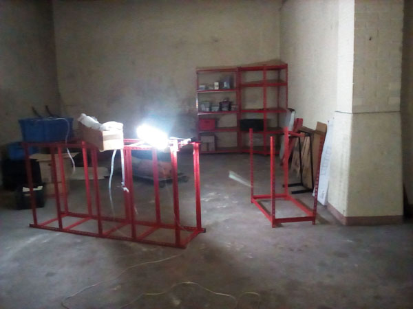 rayonnage rouge en construction